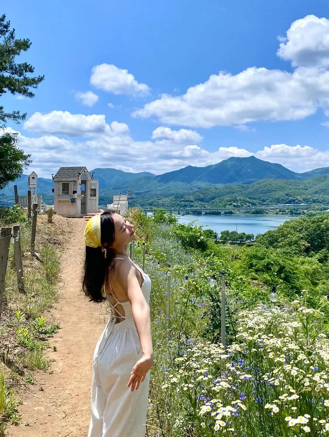 박사되자마자 양평으로 RUN~☆〜（ゝ。∂） 
그동안 못했던 햇빛 많이 받고, 바깥공기 많이 마시고, 초록색 많이 보고, 자두랑 고기랑 조개랑 옥수수랑 핫도그랑 만두랑 맥주한잔, 하고 왔습니당(ᵔᴥᵔ) 
이번 여름만은 절대 놀고 실컷 쉬고 그리고 다시 시작하도록 하겠어…٩( ᐛ )و 앞으로 1년 더 카이에서 박사후 연구원으로 있습니다! 아직 떠나지 않는다!

#양평여행 #양평뷰맛집 #소풍카페 @so.poong_ #양평풀빌라 #풀빌라림 #림펜션 @rym_poolvilla