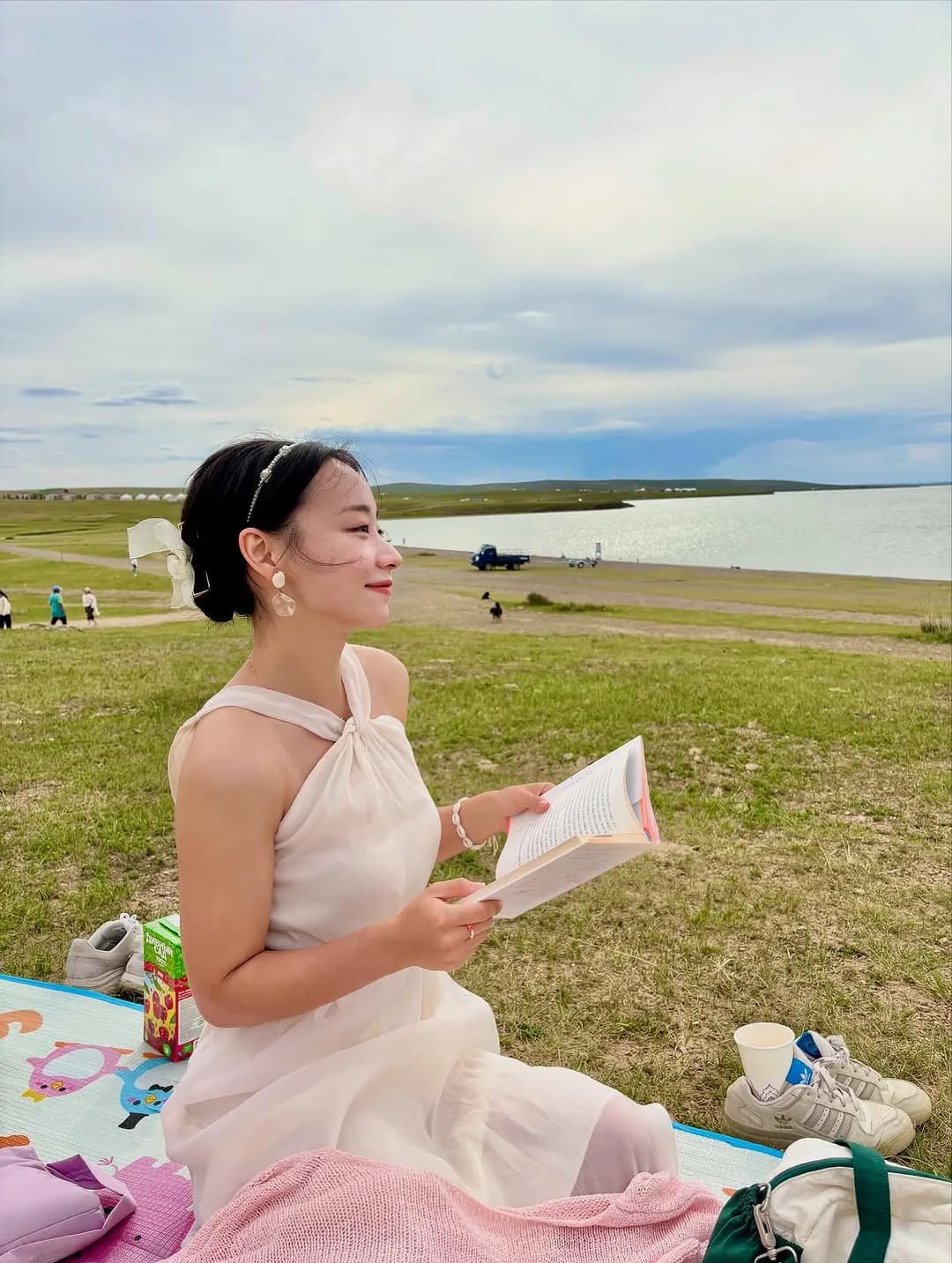 🇲🇳Day3: 어기호수

전날의 쏟아지는 별에 젖은 과한 음주와 진대^^; 의 여파로 힘없이 출발하는 Day3 센스쟁이 기사님과 가이드님이 멋지고 예쁜 곳에 자꾸 멈춰주셨지만. . . 머릿속엔 숙취 앤 구토뿐이였다^^ 땡땡부은 얼굴이걸 증명해 그래도 치마입은 야크도 보고 푸르공과 멋진 단체샷도 남겼다 사진 다시보니까 우리 대단하다ㅎㅋ
해장은 (양고기 만두와 양고기 부침개) 와 김치로 완료하고 가이드님이 갑자기 방문해준 몽골 인기 사원. 불교는 아니지만 holy한 깃발의 펄럭임 소리에 나도 모르게 기도해버렸어. 여행하며 별별 생각정리를 하더라도 결국 이럴 때 비는 소원은 언제나 평범하고 어렵게도 내 주변의 건강과 행복이라니 사람이란!
드디어 도착한 어기호수에선 정신이 좀 들었다. 석훈이가 보낸^^; 암살개가 날 위협했지만.. 현우오빠랑 한결이는 쿨쿨 잤고 석훈이와 리안이는 승욱이의 늘지않는 프리즈비를 훈련중이였으며 이 평화로운 풍경속에서 책을 좀 봤다. 조금 유치하지만 이번 여행에 들고온 책은 김영하 작가의 <여행의 이유>다. 마음에 남은 건 결국 우리는 여행에서야 과거를 후회하지도 않고, 미래를 걱정하지도 않고, 현재에 머물수 있다는 것. 호수 트래킹 후에 선베드에서 잠시 쉬다 보트(!!)를 탔다. 약간 몽골식 바나나보트였는지^0^ 물을 상당히 잘 튀겨주셨다..오늘 공주옷 입었는데.. 그치만 호숫바람 기분 쏘굿
밤엔 기사님이 끝내주게 구워준 삼겹살 파티와 가이드님이 잡아준 꿀스팟에서 캠프파이어를 했다. 삼겹살이 너무 맛있어서 남겨서 밤에 컵누들에 김치랑 담갔더니 김치찌개 존맛.... 센스쟁이 가이드님 덕에 캠프파이어도 꽤 오래했는데, 맥주 한잔에 몽골 치즈와 햄이라니 낭만 crazy 몽골 치즈랑 햄 진짜 맛있다 (부대찌개 안먹는인간)

#몽골여행 #몽골 #몽골투어 #몽골여행🇲🇳 #어기호수 #여행에미치다_몽골