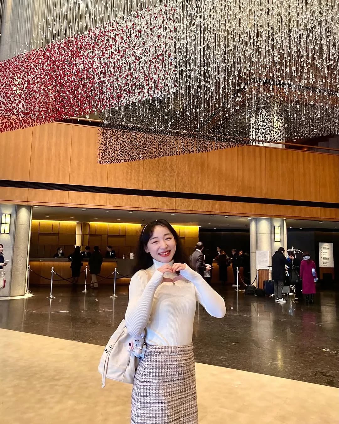 @shillahotels 최강삼성 중견사원 김하영 최고🫡💕 80k 갈비반상과 패스트리부티크 케이크, 수희가 집에서 훔쳐온 짱맛 와인(ᵔᴥᵔ) 으로 완성한 24시간 공주체험🎀 한밤의 눈❄️맞으며 ㅋㅋㅋㅋㅋㅋ^^ 호텔방 댄싱파티@_@ 퉁퉁부은 얼굴로 수영장 내려가면 뜨끈한 노천탕과 눈쌓인 남산타워뷰… 

열심히 연구해서 돈 많이 버는 멋진 어른이 되어야지💸💸💸💸💸

#신라호텔 #서울신라호텔 #서울호캉스 #연말호캉스